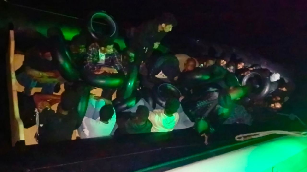 İzmir açıklarında 25 düzensiz göçmen kurtarıldı