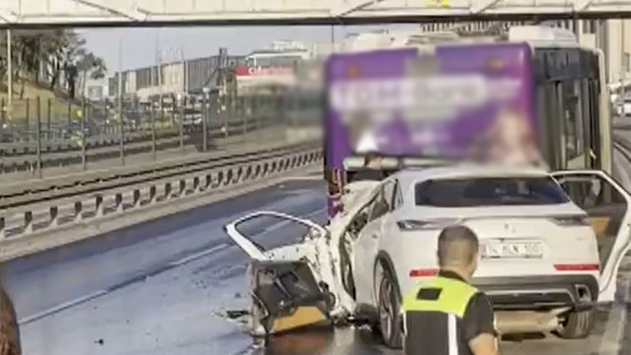 İstanbul'da otomobil İETT otobüsüne arkadan çarptı: 3 ölü