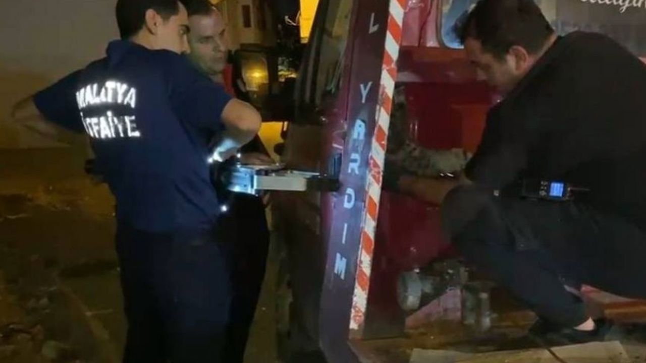 Malatya'da çekicinin demir kısmına sıkışan kedi kurtarıldı
