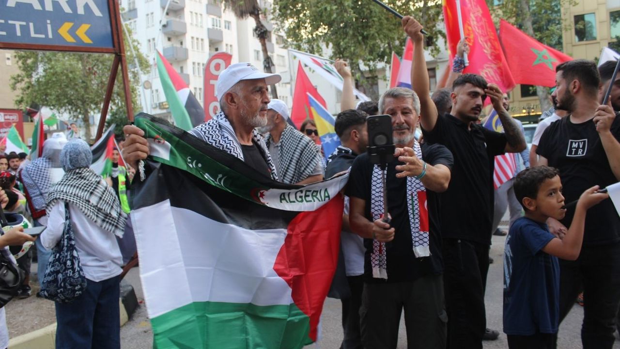 Adana'da Filistin Vicdan Konvoyu coşkuyla karşılandı: "Menzilimiz Kudüs ve Mescid-i Aksa"