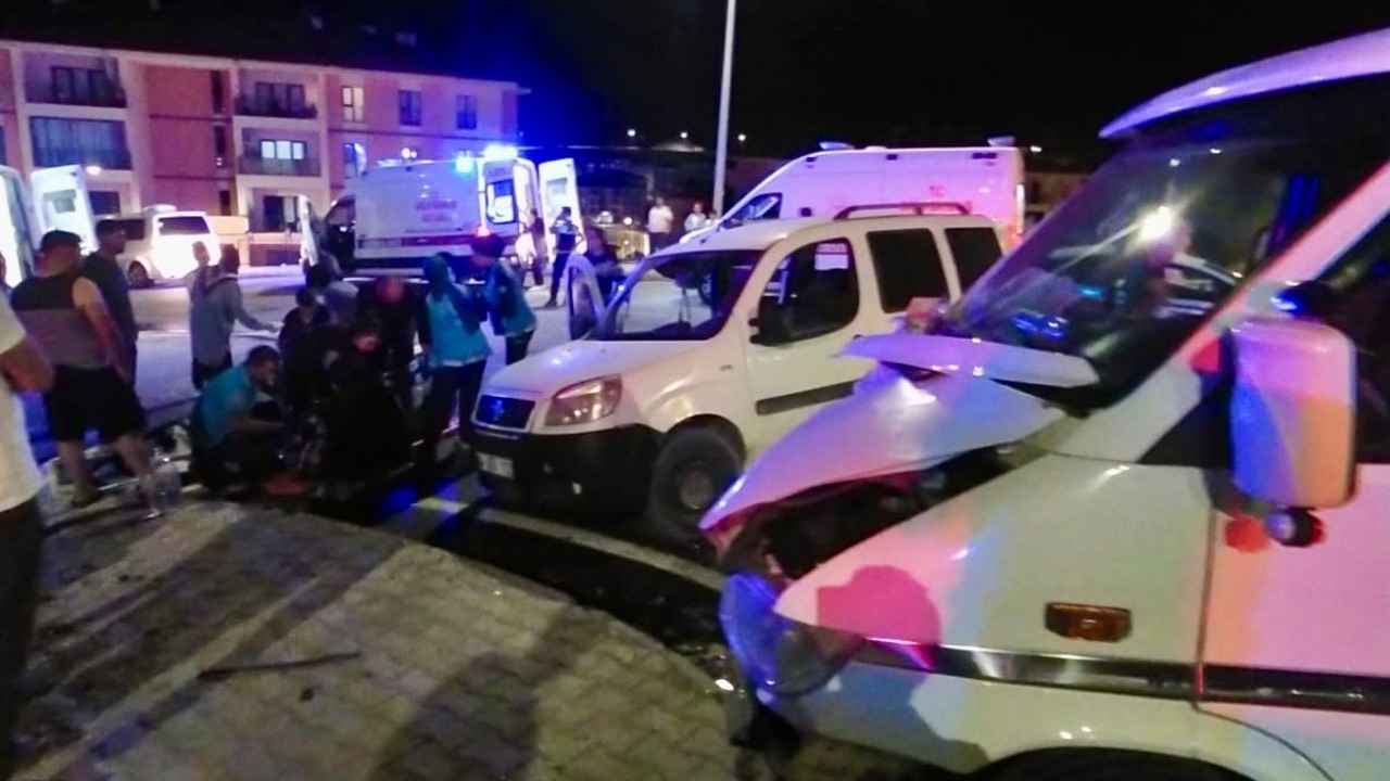 İkizce’de İki Araç Çarpıştı: 5 Yaralı