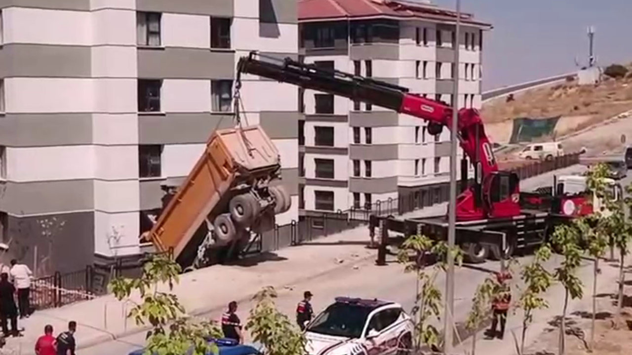 Malatya'da freni boşalan kamyon TOKİ konutlarına çarptı: Bir yaralı