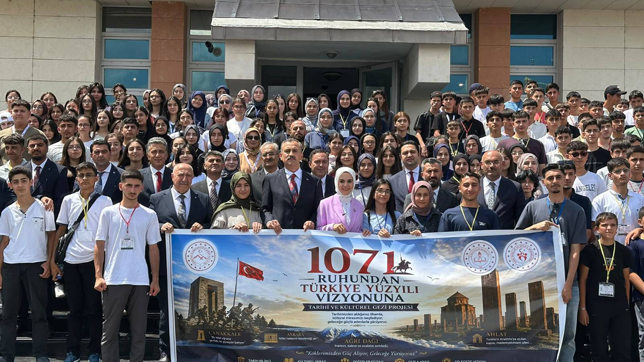 Ağrı'da gençler tarih gezisine uğurlandı