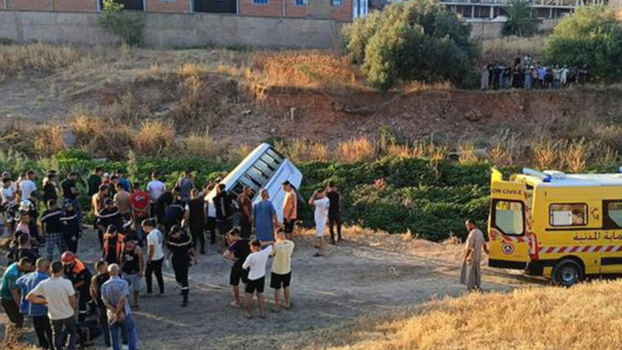 Cezayir'de yolcu otobüsü devrildi: 6 ölü, 22 yaralı
