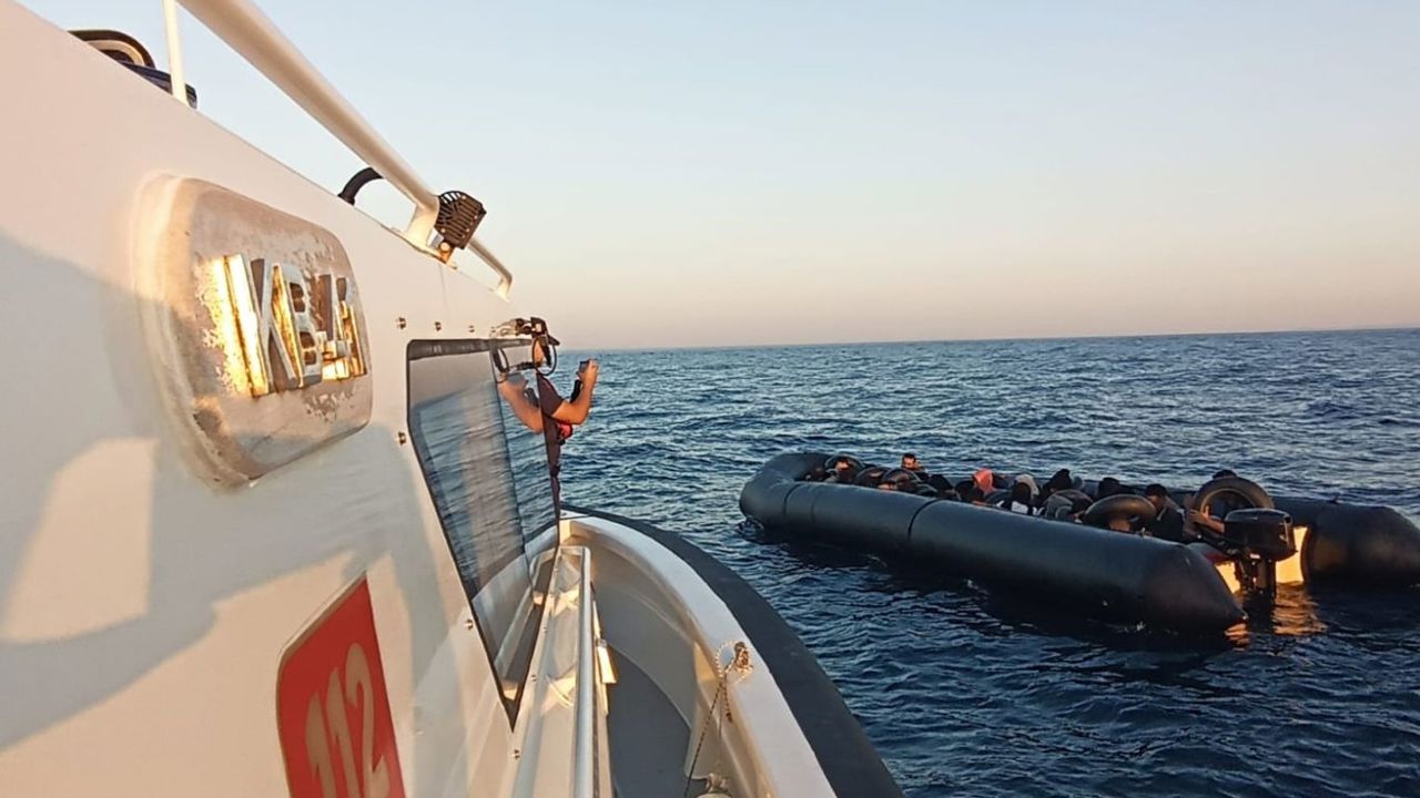 İzmir açıklarında 73 düzensiz göçmen yakalandı