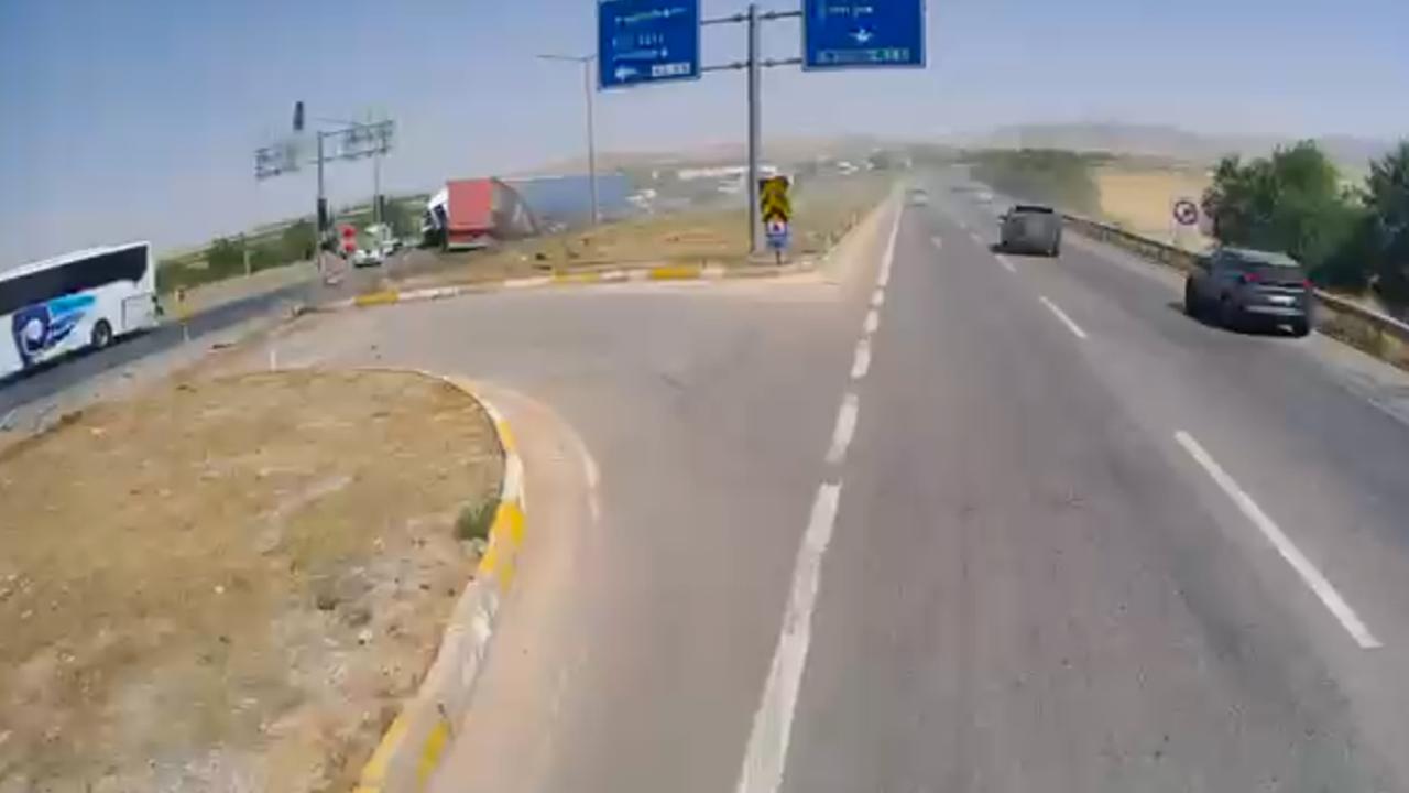 Konya’da 4 araçlı zincirleme kaza: Bir ölü, 10 yaralı