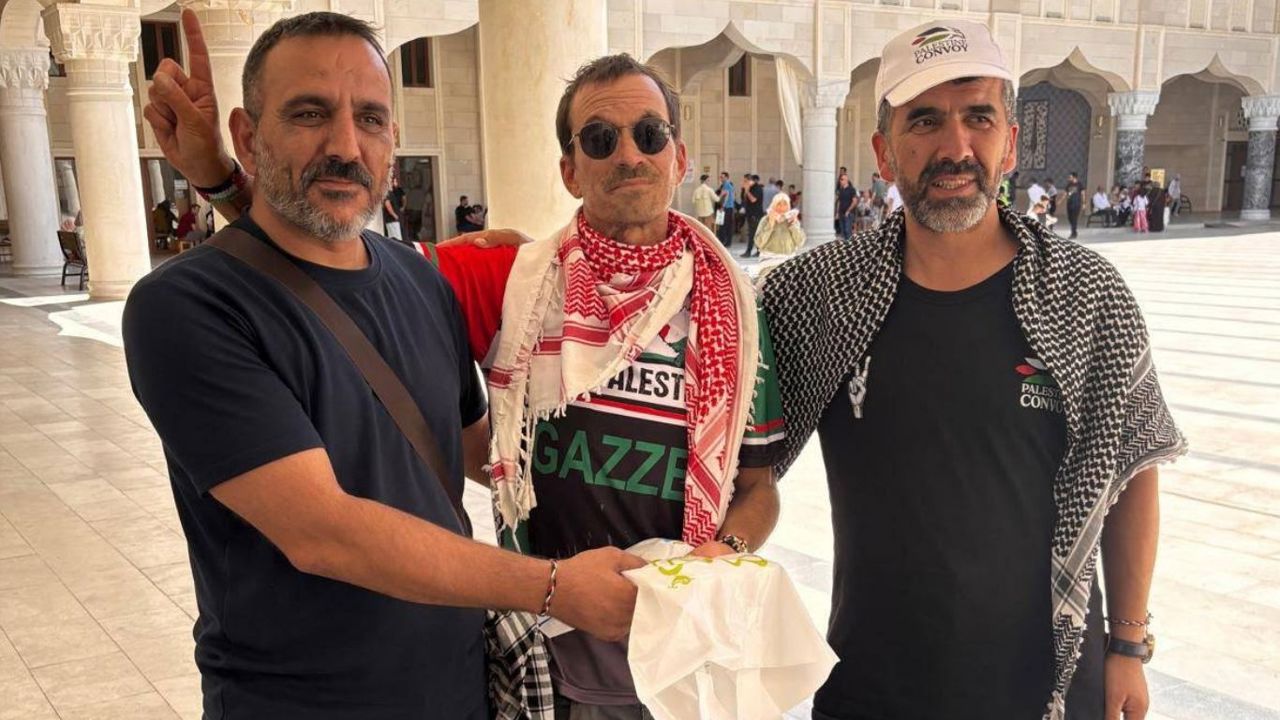 Peygamber Sevdalıları Vakfı, Filistin Konvoyu'nda Müslüman olan Sebastian'a kitap hediye etti
