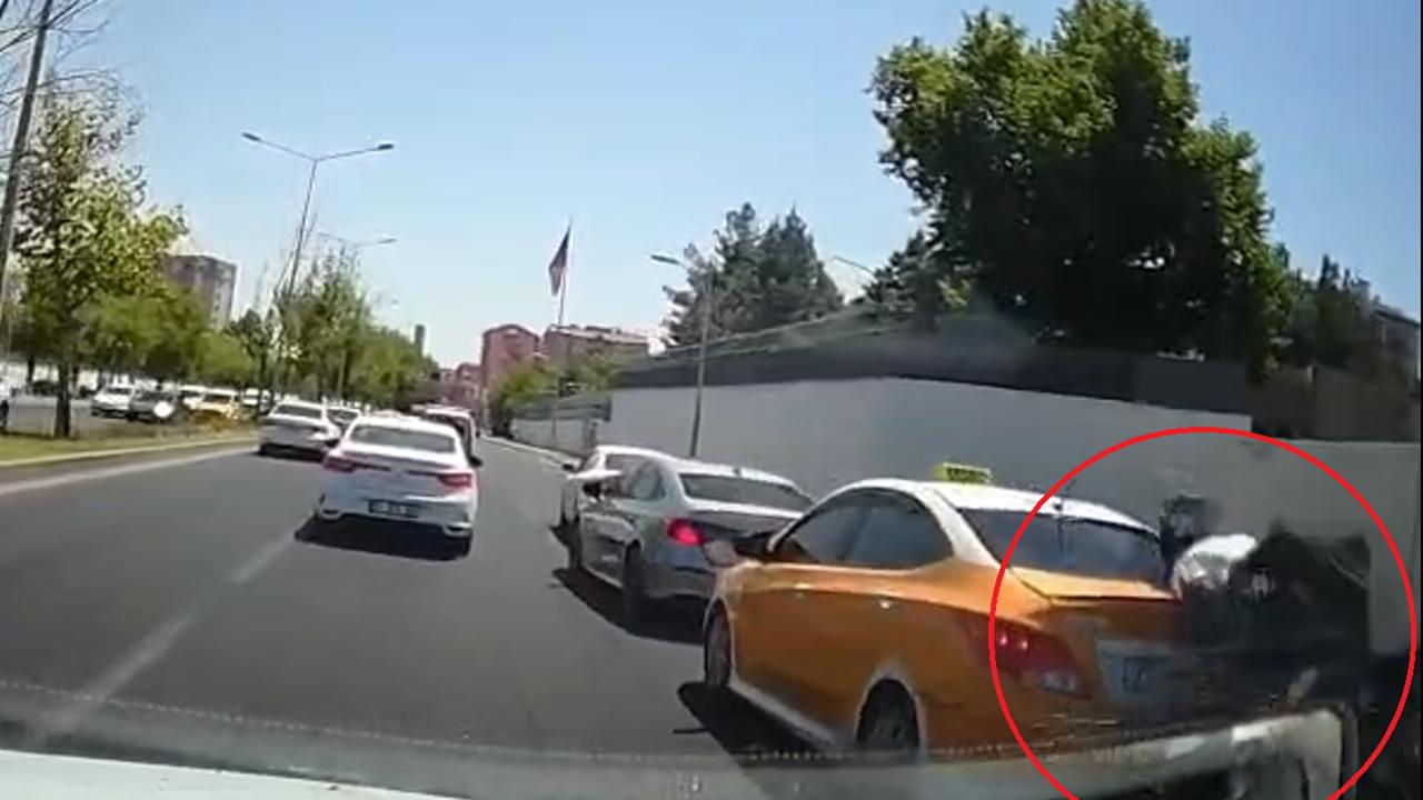 Diyarbakır'da motosikletin araca çarpma anı kameralara yansıdı