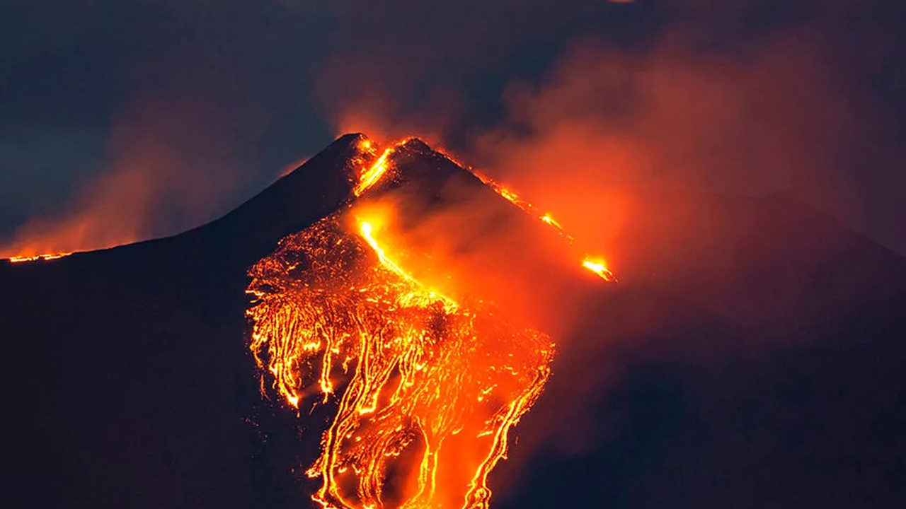 Etna Yanardağı yeniden faaliyete geçti: Lav ve kül bulutu hava ulaşımını olumsuz etkiledi