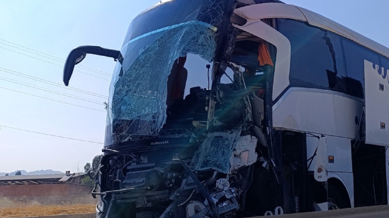Afyonkarahisar'da otobüs ile kamyonet çarpıştı: Bir ölü, 15 yaralı