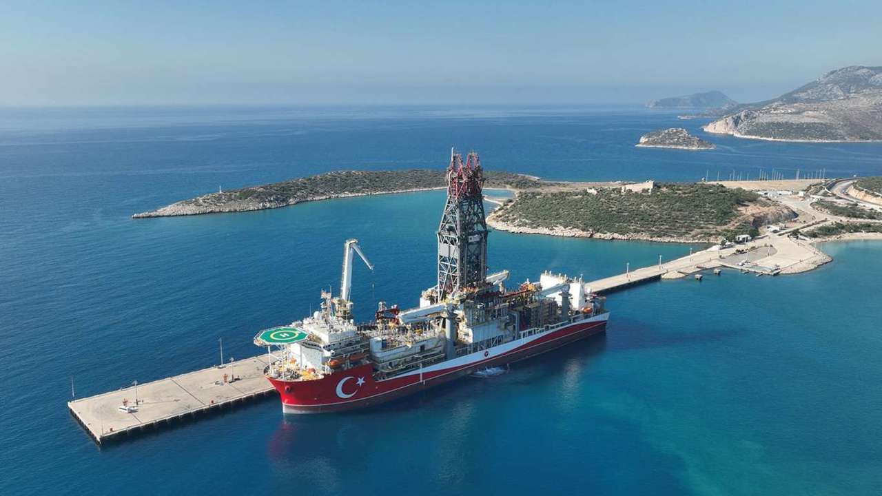 Abdülhamid Han sondaj gemisi 4 yıldır denizlerde enerji arıyor