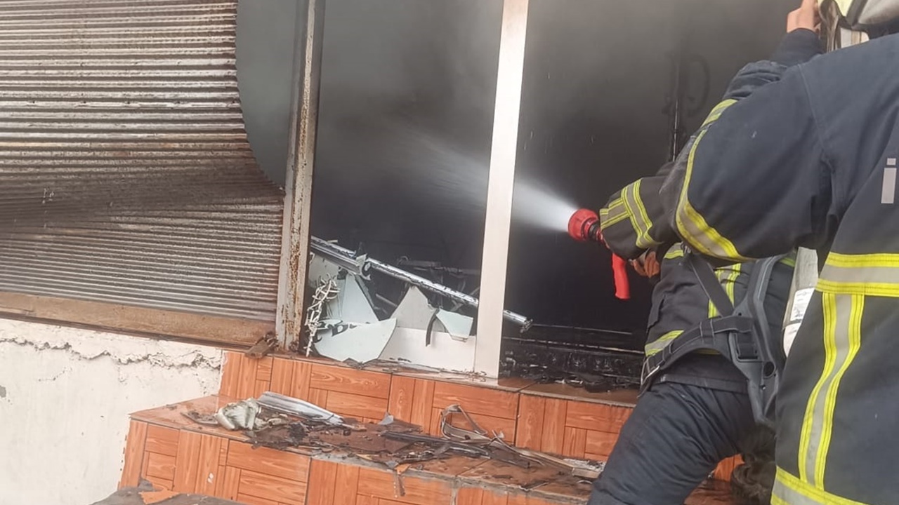 Batman'da berber dükkânında yangın: İş yeri kullanılamaz hâle geldi