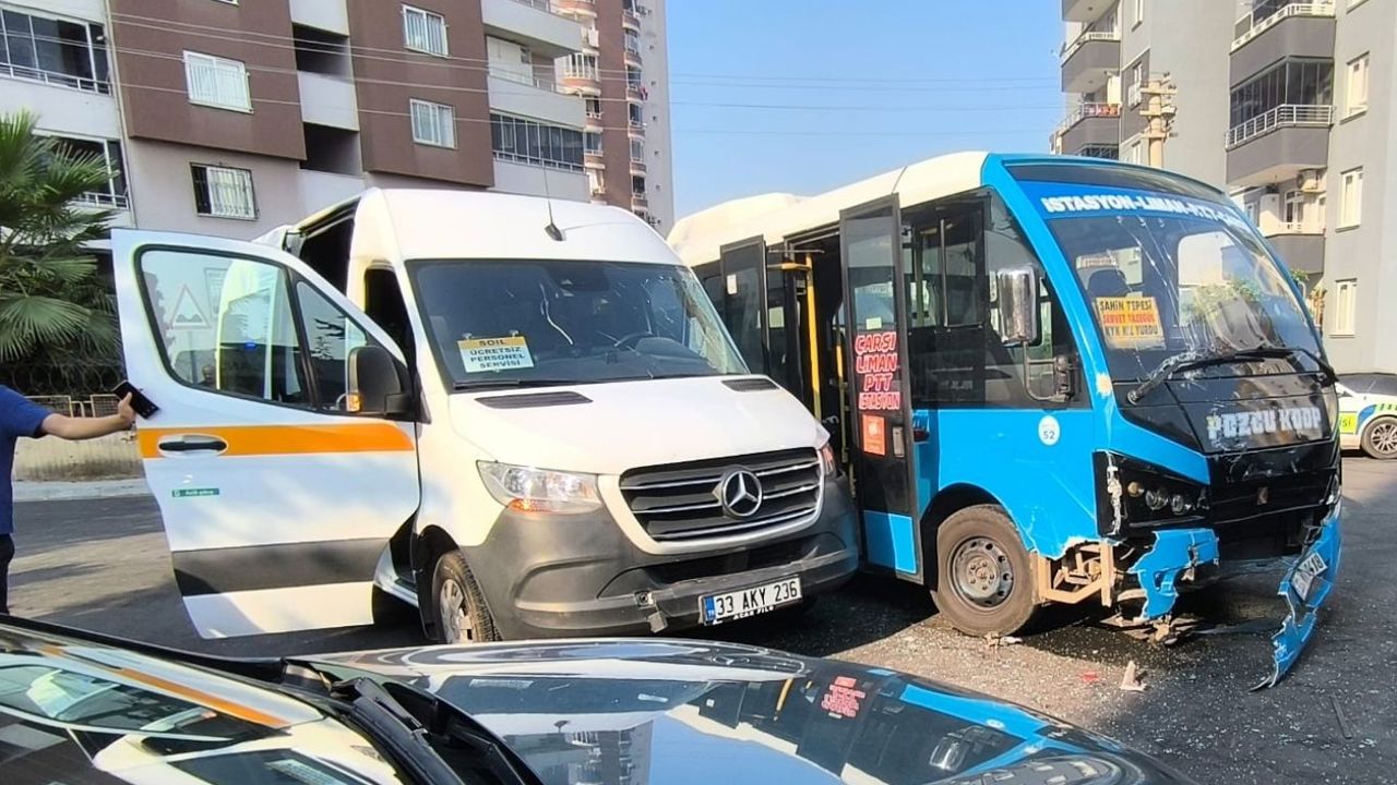 Mersin'de iki minibüs çarpıştı: 2 yaralı