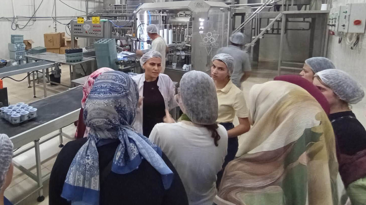 Stajyer öğrenciler süt fabrikasında üretim süreçlerini inceledi
