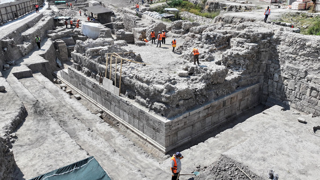 Konya’da Selçuklu dönemine ait surlar ve Larende Kapısı gün yüzüne çıkarılıyor
