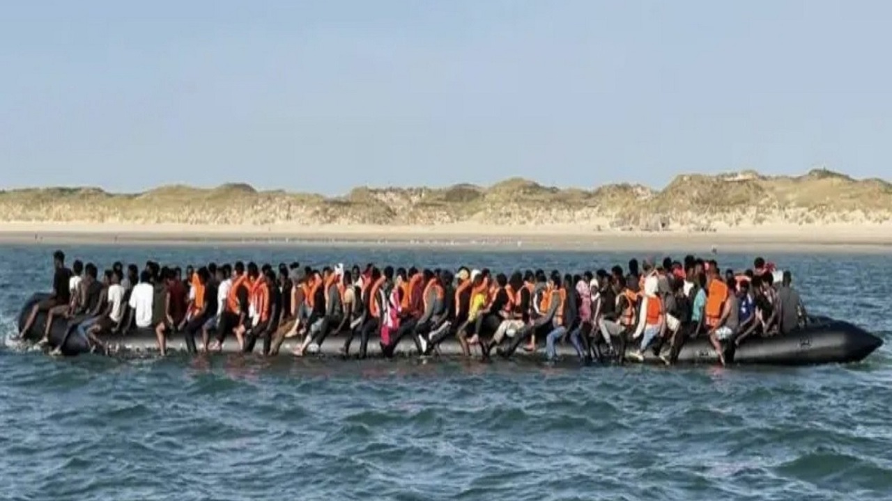 Manş Denizi'nde 230 kişi tek botla İngiltere'ye geçti