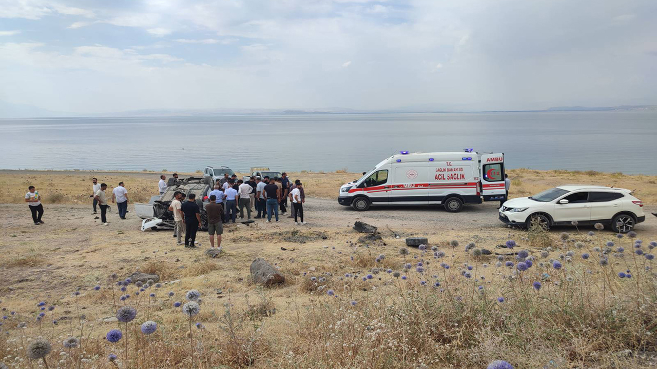 Van'da kontrolden çıkarak takla atan otomobilde 3 kişi yaralandı