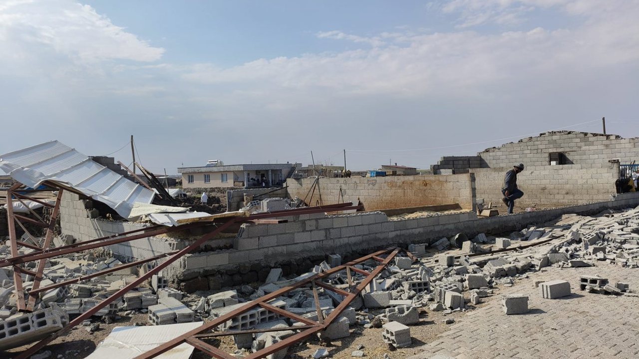 Diyarbakır'da şiddetli rüzgar ahırın çatısını uçurdu, 2 çocuk yaralandı