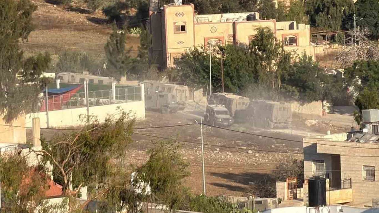 İşgalciler Nablus'ta bir şehidin evini havaya uçurdu, onlarca aileyi zorla tahliye etti