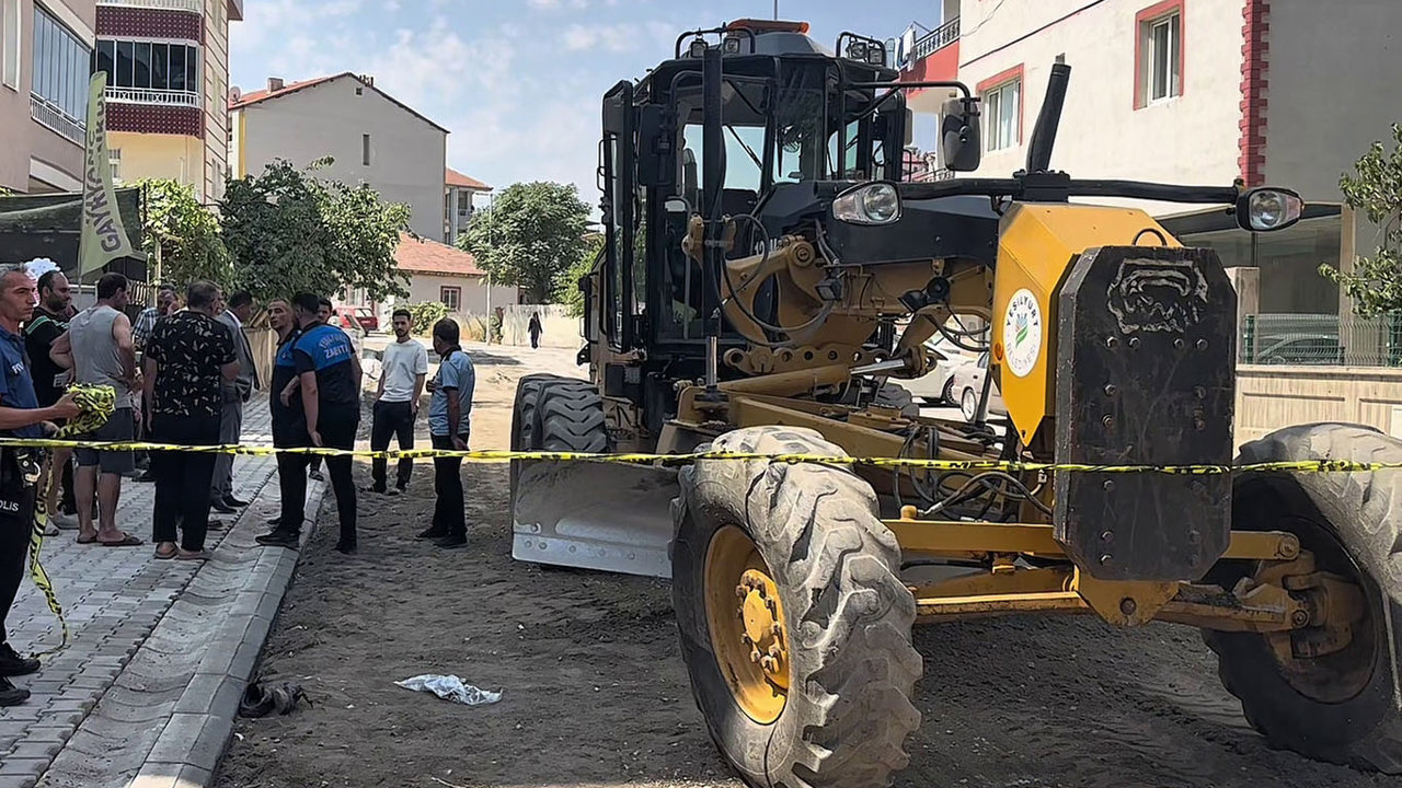 İş makinesinin altında kalan belediye işçisi hayatını kaybetti