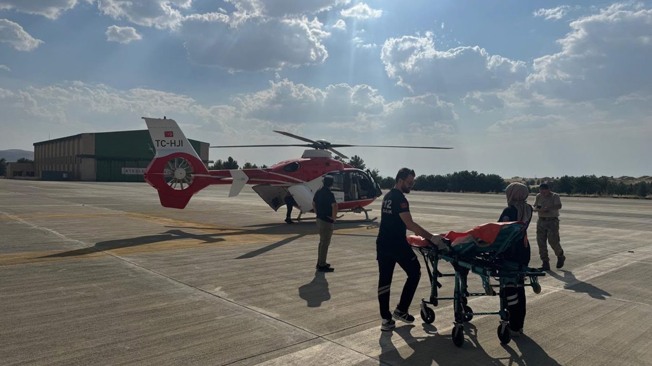 Siirt'te beyin kanaması geçiren kadın hasta hava ambulansıyla hastaneye ulaştırıldı