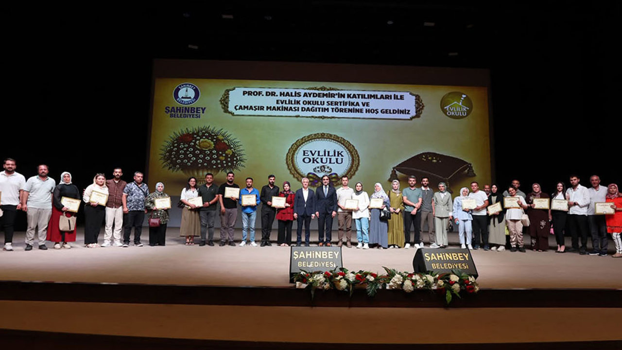 Gaziantep'te "Evlilik Okulunu" tamamlayan 951 çift sertifikalarını aldı