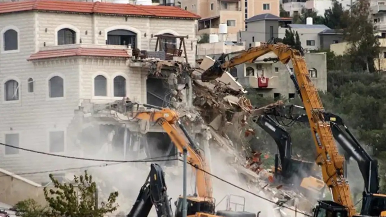 İşgalciler Batı Şeria'da Filistinlilere ait yapıları yıktı