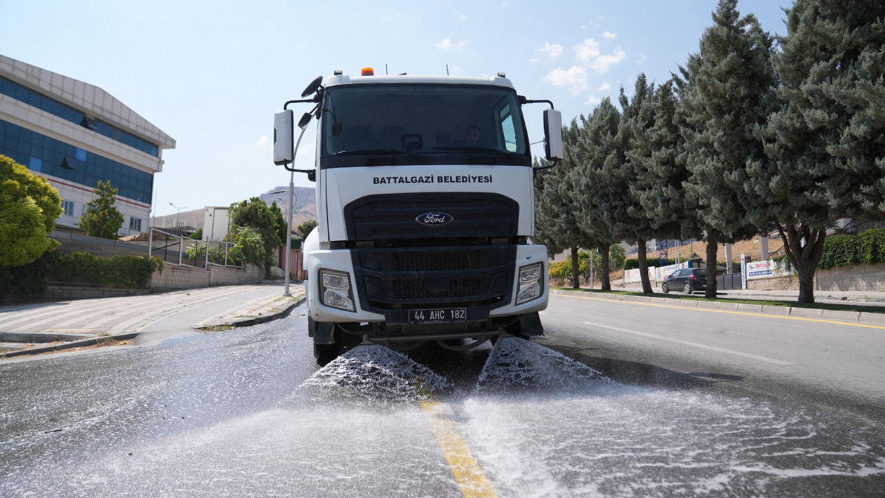 Battalgazi Belediyesi Temizlik İşleri Müdürlüğü ekipleri, ilçe genelinde sürdürd