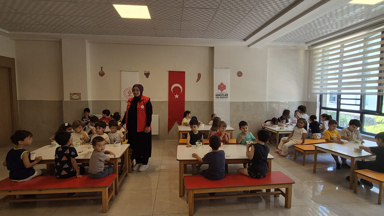 "1001 Vakıf Hayır Şartı" doğrultusunda Gaziantep'te 750 çocuğa meyve ikramı