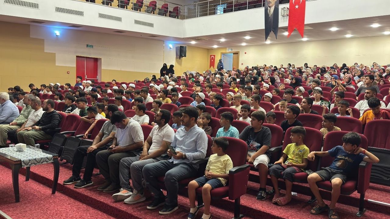 Adana'da yüzlerce öğrenci yaz okulunun kapanışında buluştu