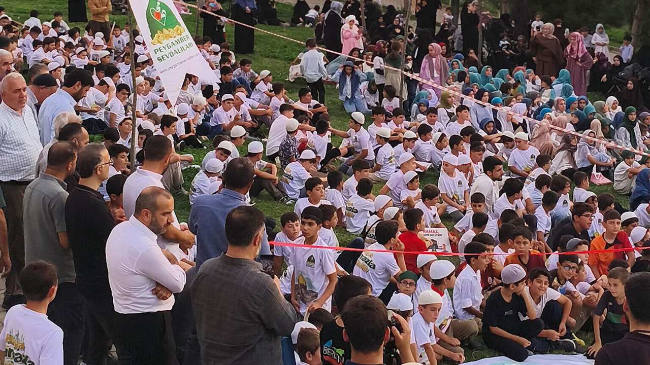Muş'ta "Hayat Namazla Güzeldir" coşkusu: Yüzlerce çocuk ve veli bir araya geldi