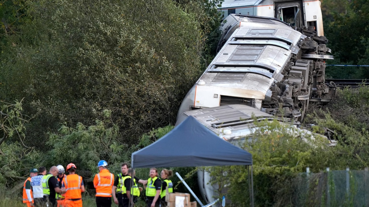İngiltere'de yolcu treni raydan çıktı: 11 yaralı