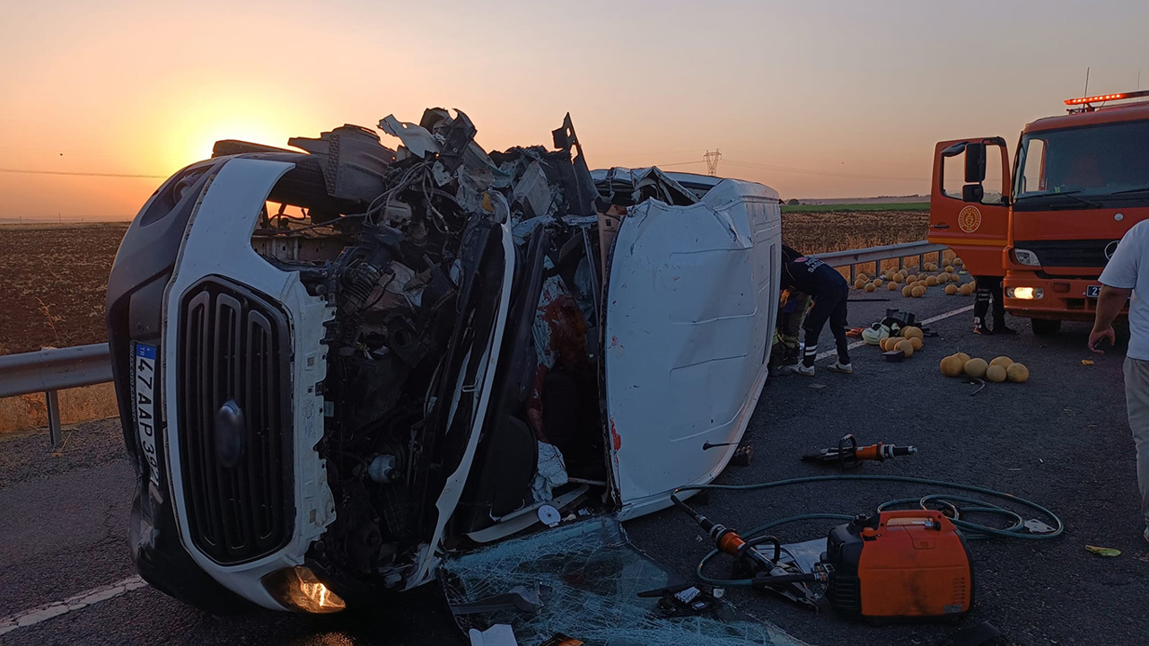 Minibüs ile kavun yüklü traktör çarpıştı: 2 ölü, 6 yaralı