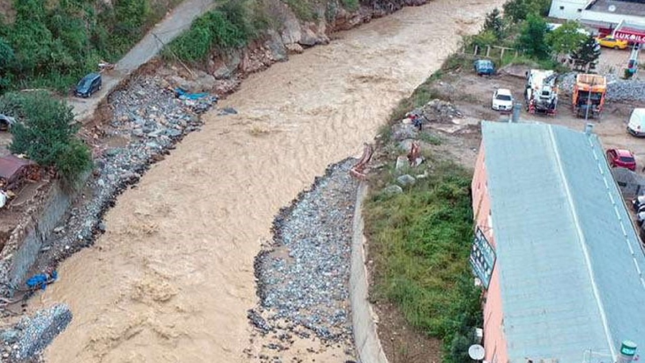 Giresun'da sağanak sonrası dereye sürüklenen araçtaki 2 kişi aranıyor