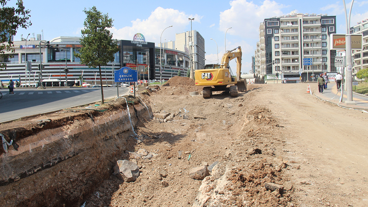 Altyapı çalışması uzadı, esnafın işleri durma noktasına geldi