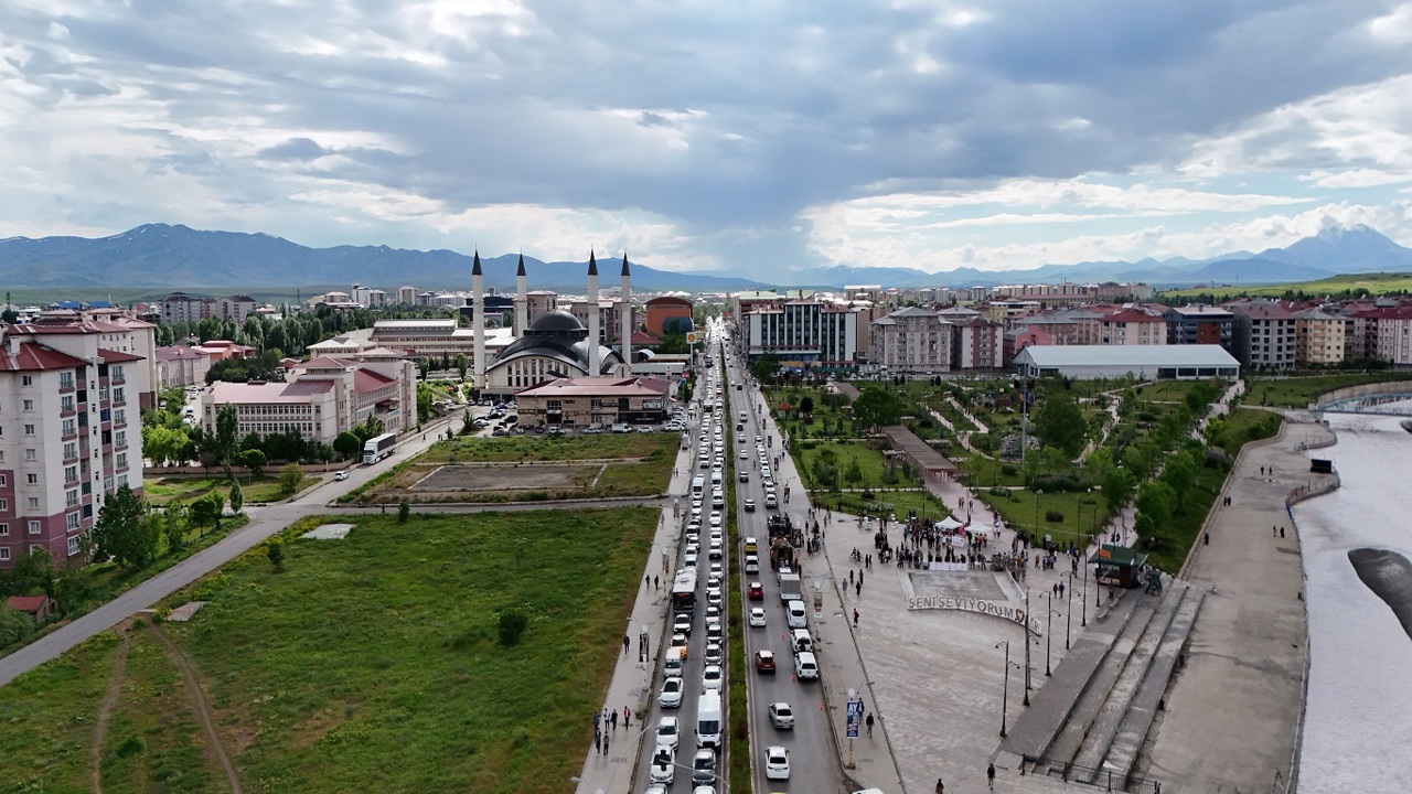 Ağrı trafiği alarm veriyor, kısa mesafeler çileye dönüşüyor, çözüm mühendislik aklında!