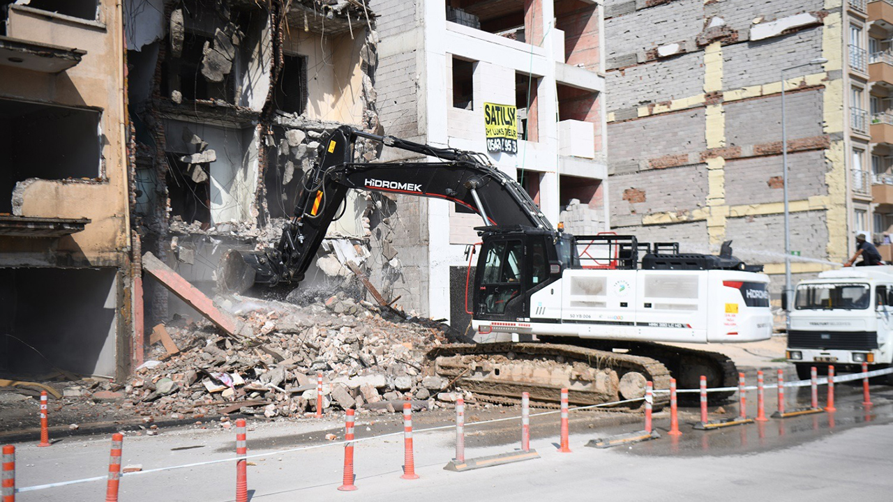 Yeşilyurt Belediyesinden metruk yapıları yıkım çalışması