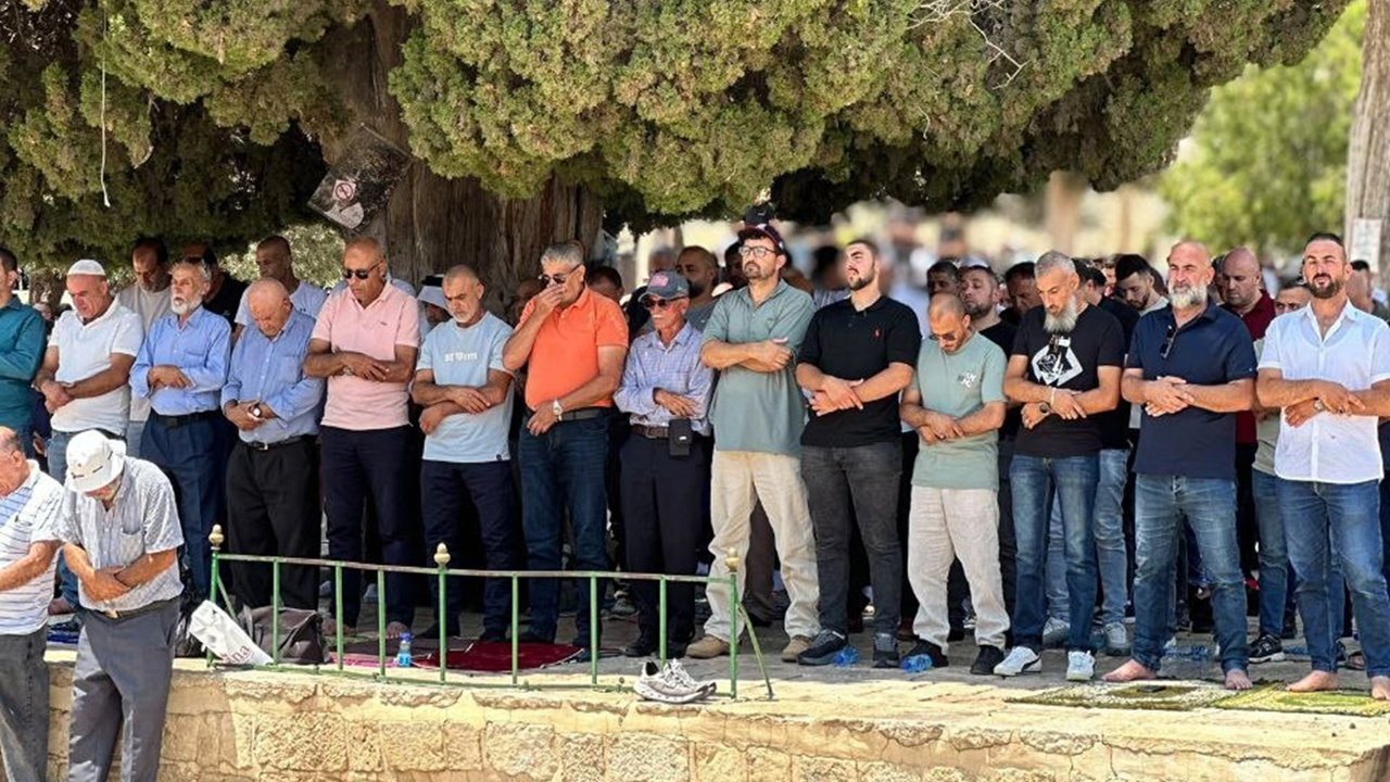 On binlerce Filistinli Mescid-i Aksa'da cuma namazı kıldı