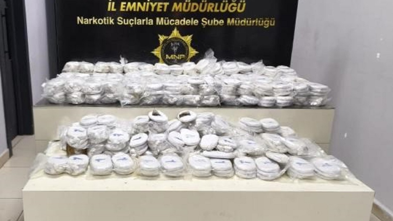 Mersin'de uyuşturucu operasyonu: 3,4 kilo kokain ve 122 kilo esrar ele geçirildi