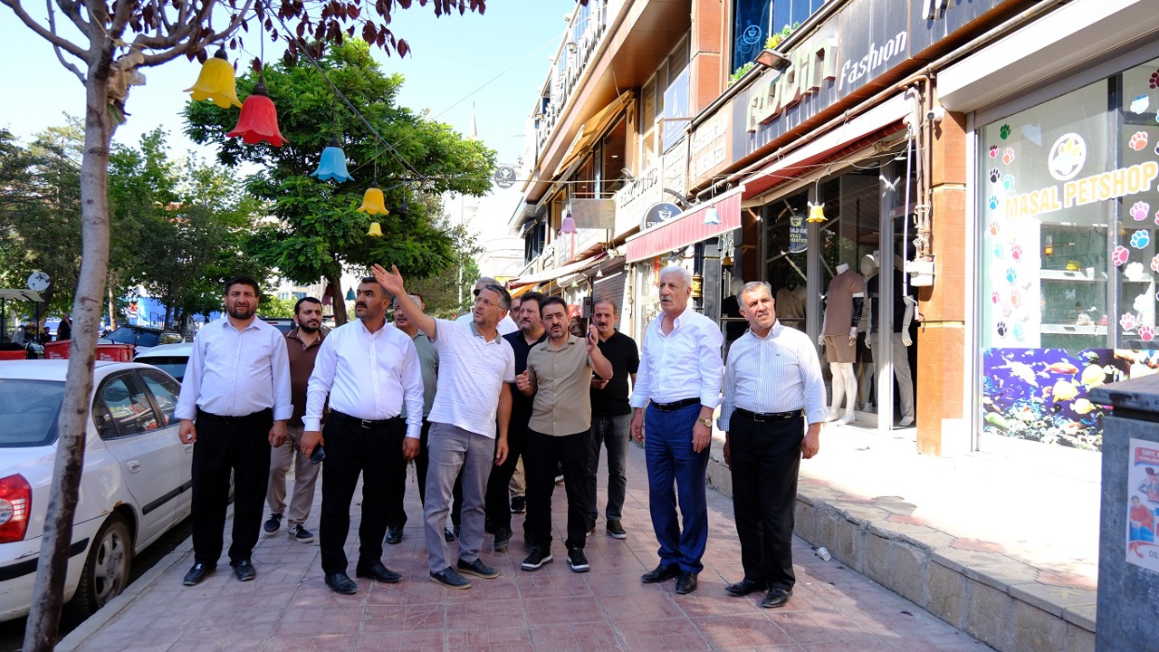 HÜDA PAR Van İl Başkanlığı, yıllardır mülkiyet sorunu yaşayan esnafla bir araya geldi