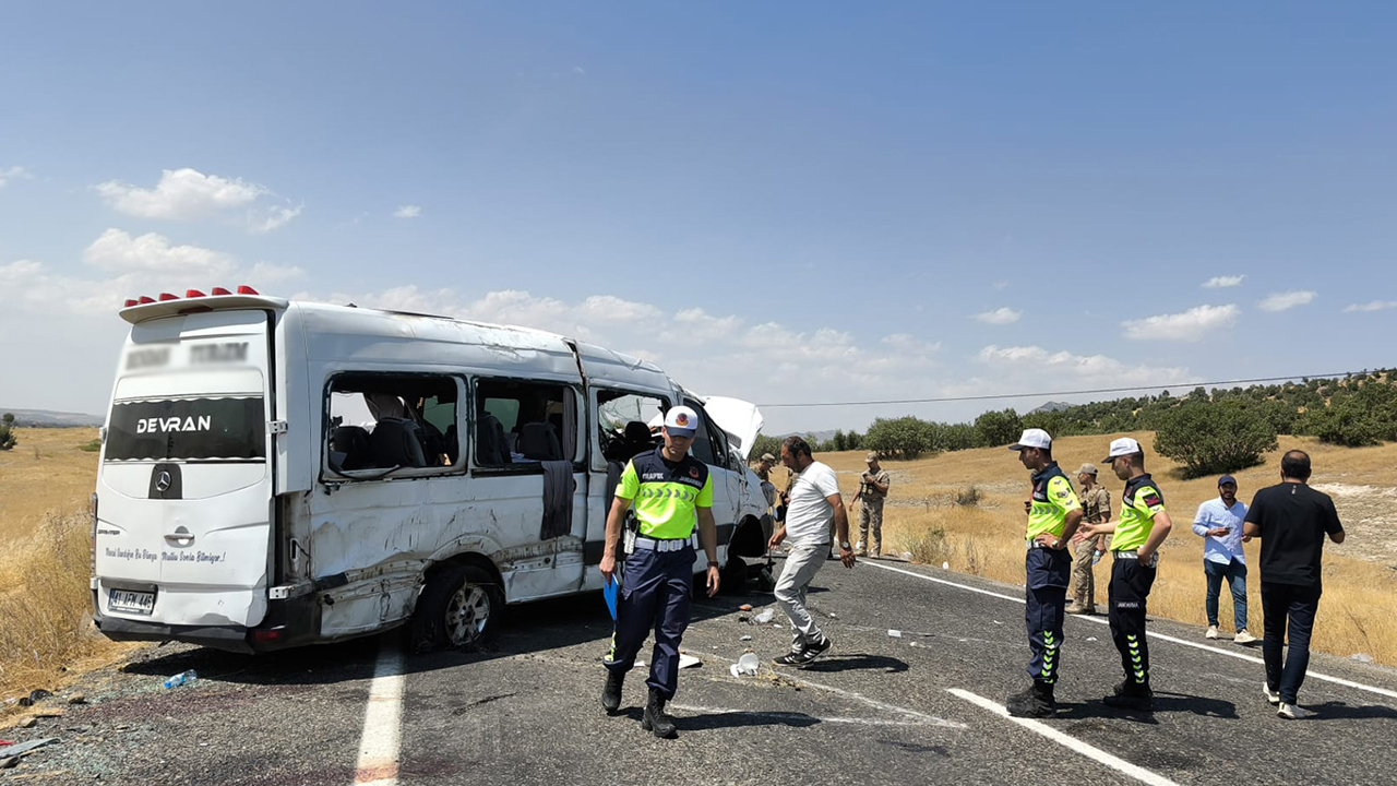 Diyarbakır Valiliği açıkladı: Kazada 5 kişi hayatını kaybetti, 3'ü ağır 11 kişi yaralı