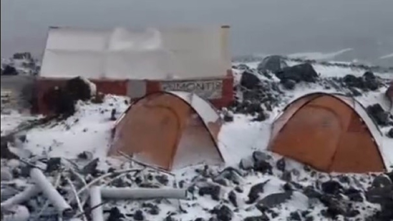 Ağrı Dağı’nda ağustos sürprizi, dağcılar kar ve tipi altında zirveye ilerliyor