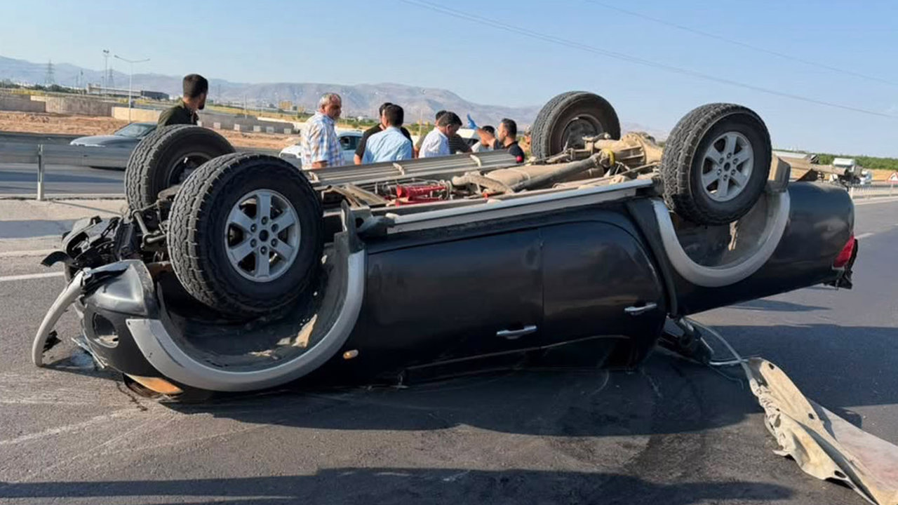 Takla atan otomobildeki 2 kişi yaralandı