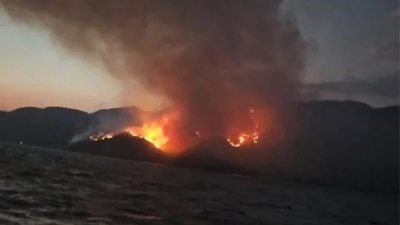 Marmaris'teki yangına denizden ve havadan müdahale sürüyor