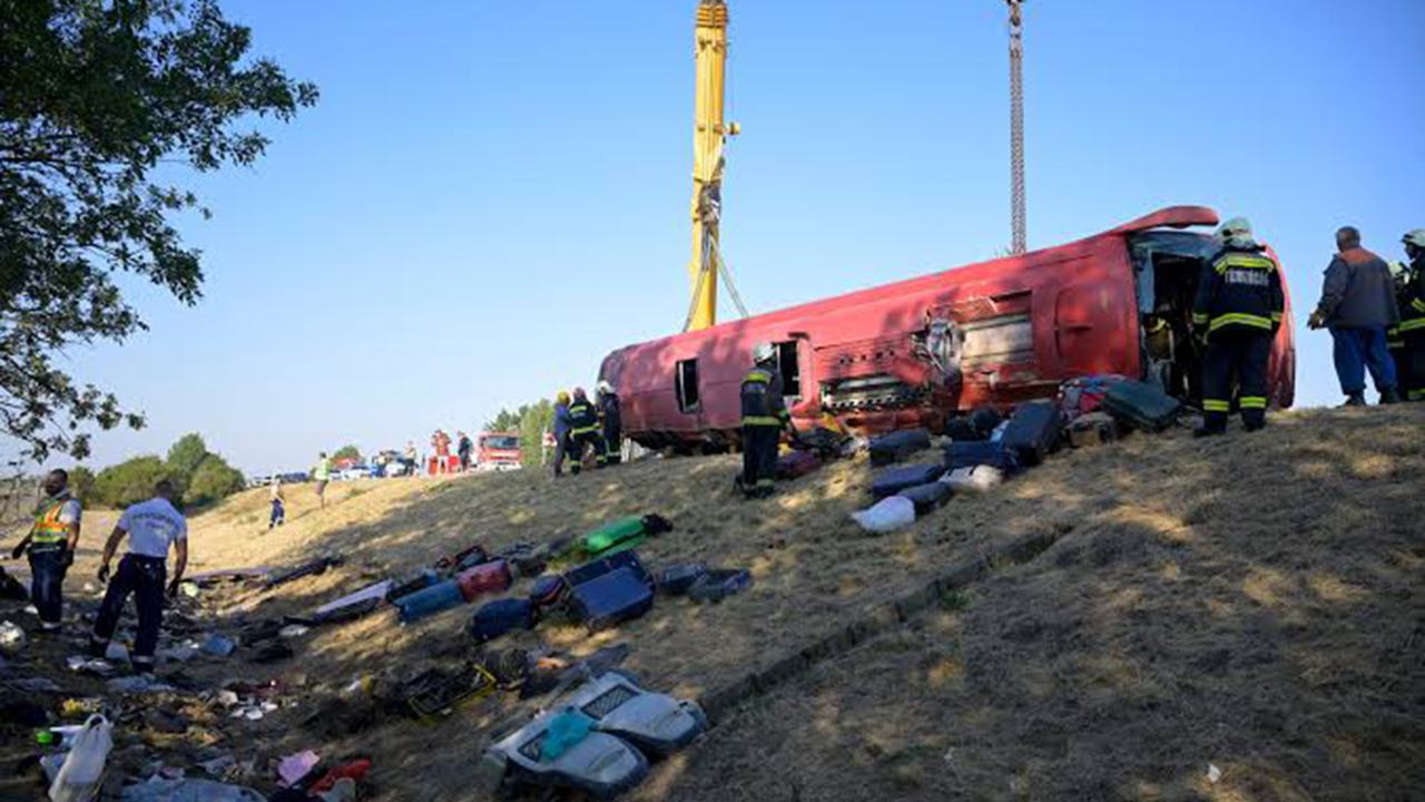 Macaristan'da yolcu otobüsü şarampole devrildi: 12 ölü, 10 yaralı