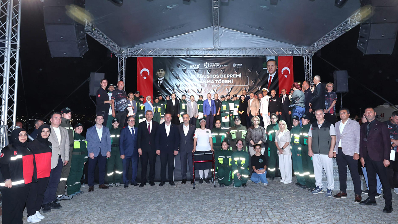 17 Ağustos Marmara Depremi'nin 27. yılında hayatını kaybedenler dualarla anıldı