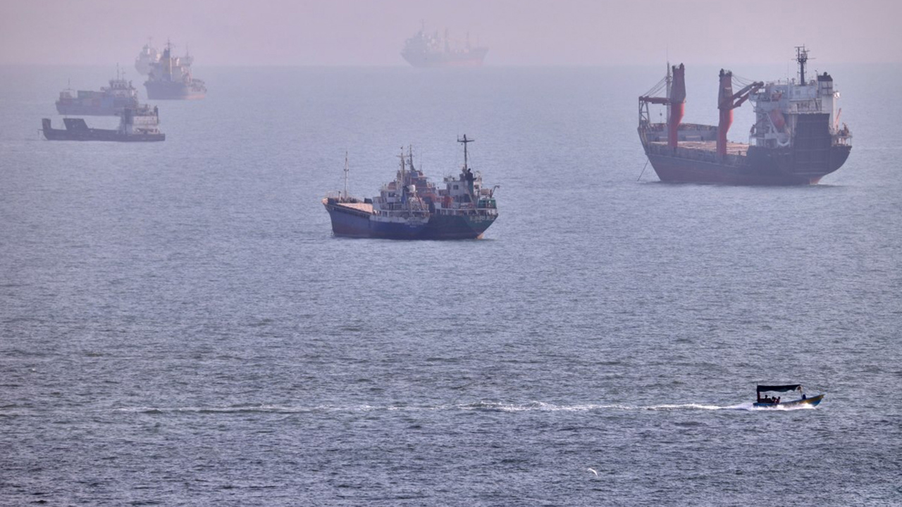 Hürmüz ve Babülmendep'te deniz trafiği yavaşladı