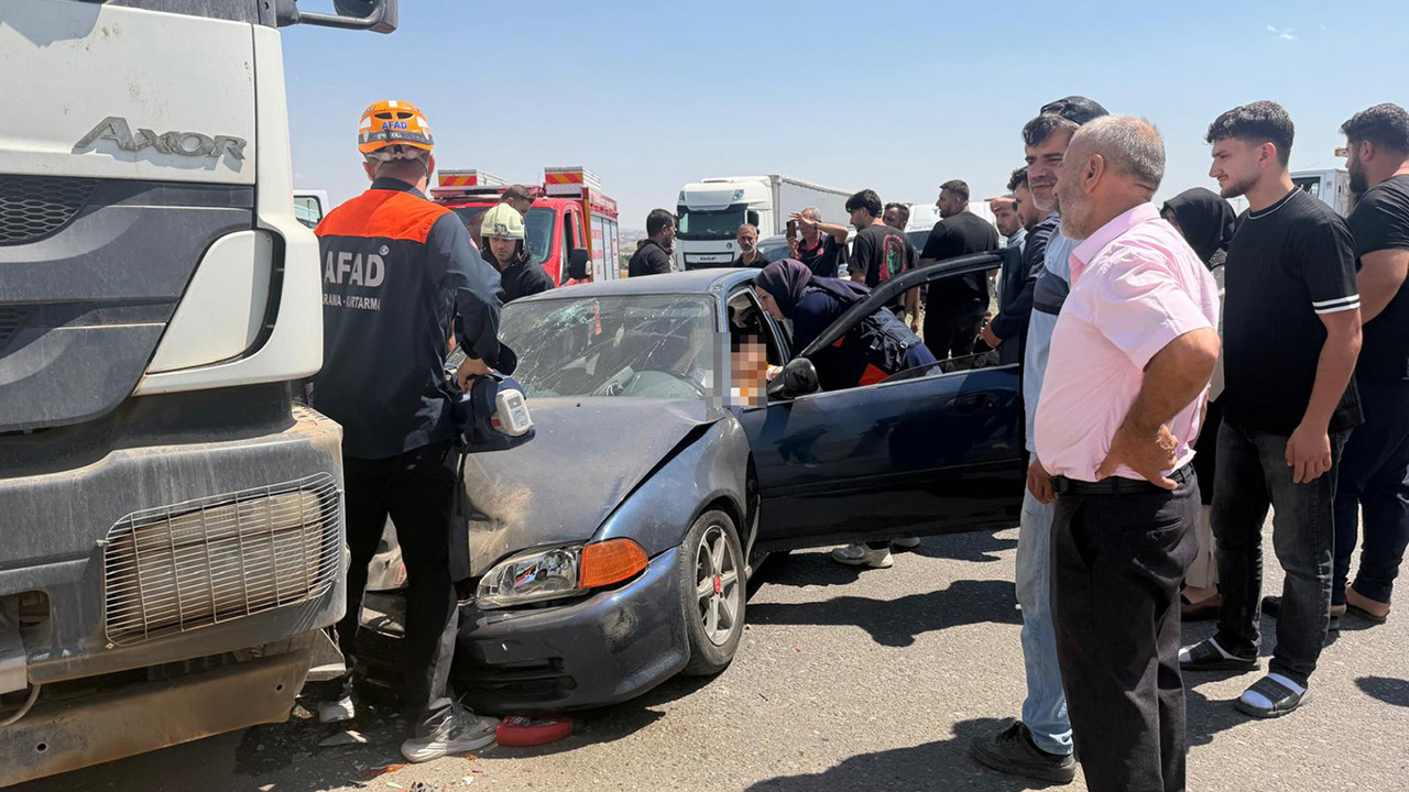Batman-Diyarbakır kara yolunda otomobil ile kamyon çarpıştı: 2'si ağır, 4 yaralı