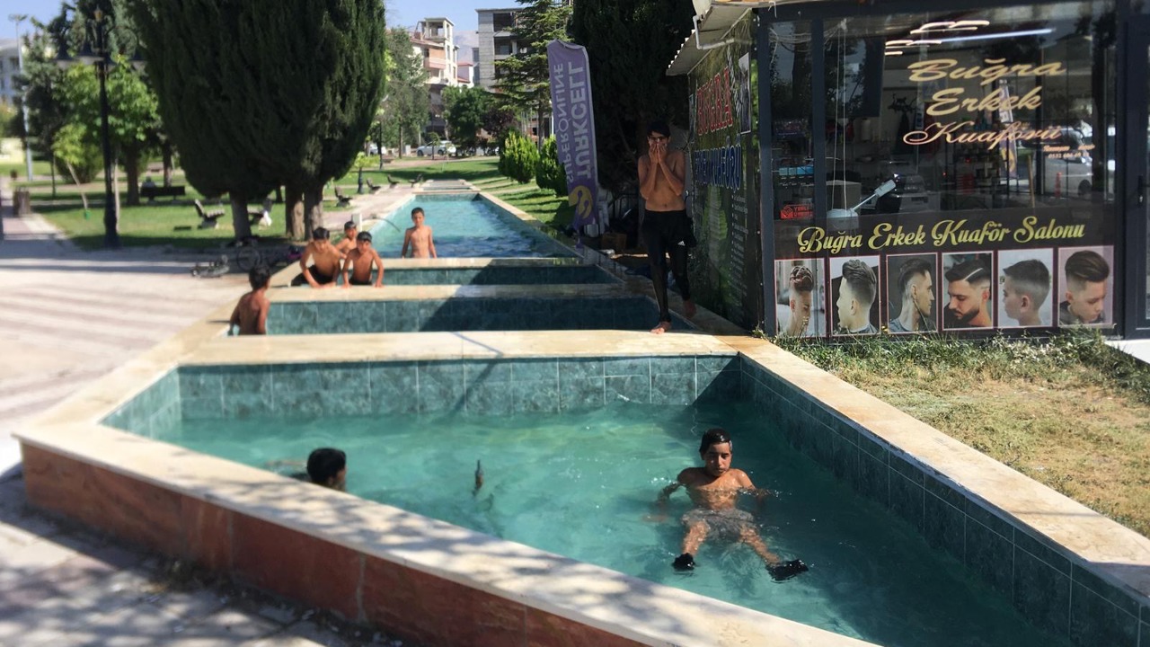 Malatya’da hava sıcaklığının 38 dereceyi bulmasıyla birlikte yüzme havuzuna gitm