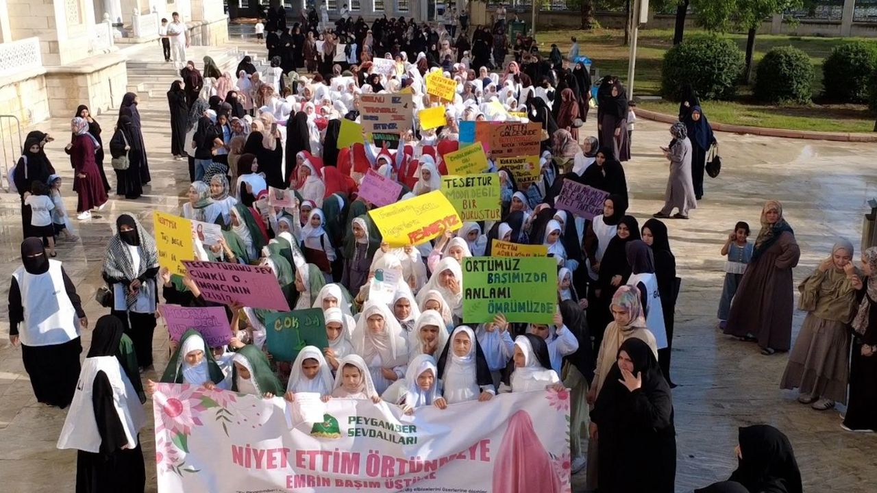 Adana’da yüzlerce kız çocuğu “Niyet Ettim Örtünmeye” programında tesettüre girdi